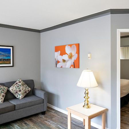 Tiki Shores Inn & Suites Penticton Esterno foto