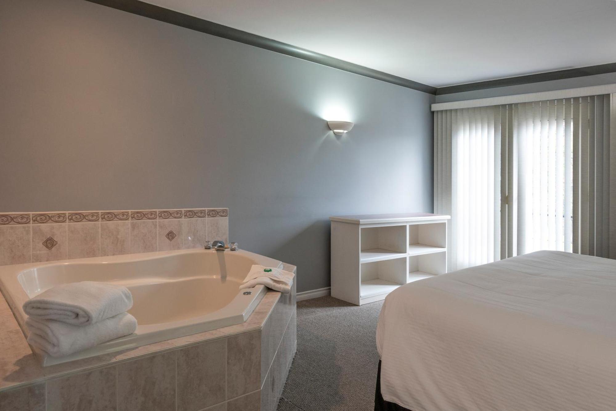 Tiki Shores Inn & Suites Penticton Esterno foto