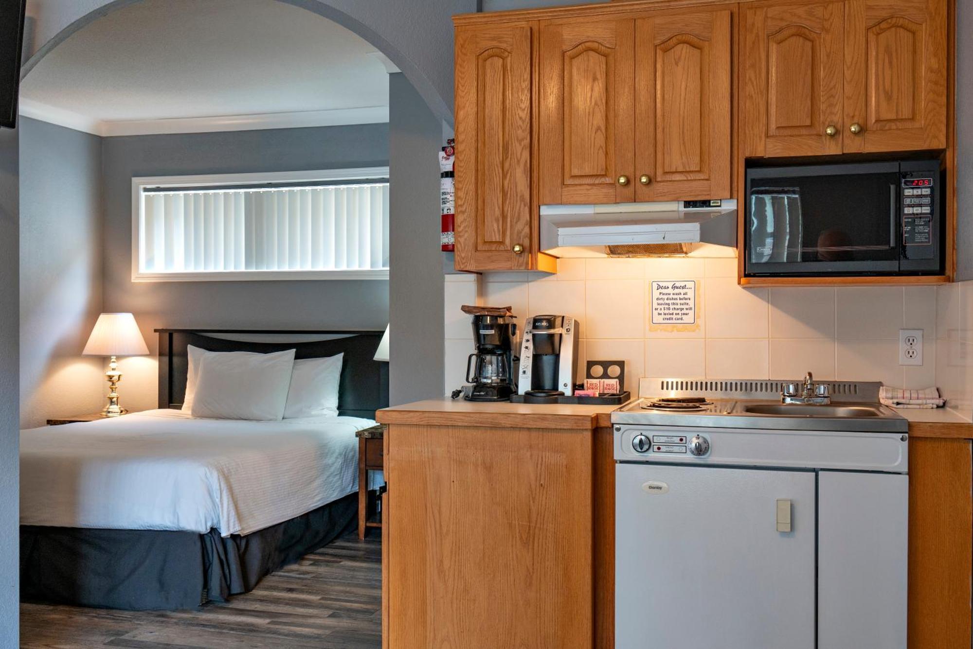 Tiki Shores Inn & Suites Penticton Esterno foto
