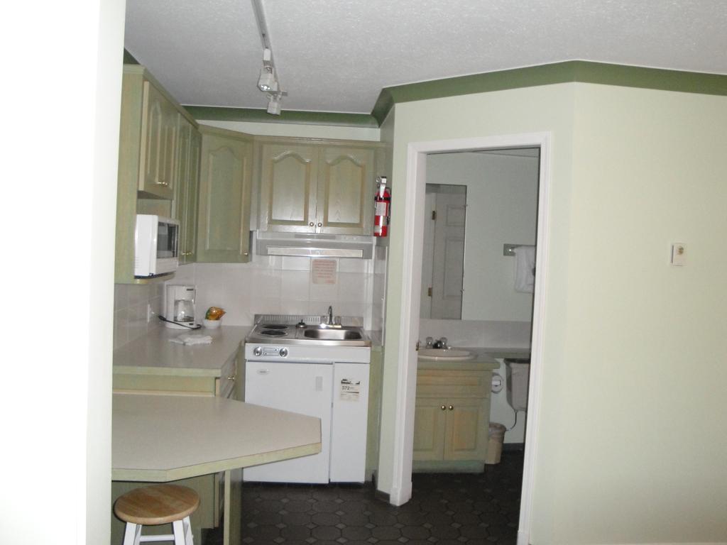 Tiki Shores Inn & Suites Penticton Esterno foto