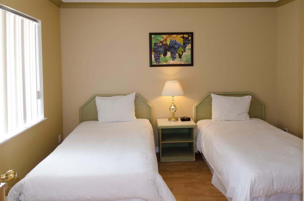 Tiki Shores Inn & Suites Penticton Esterno foto