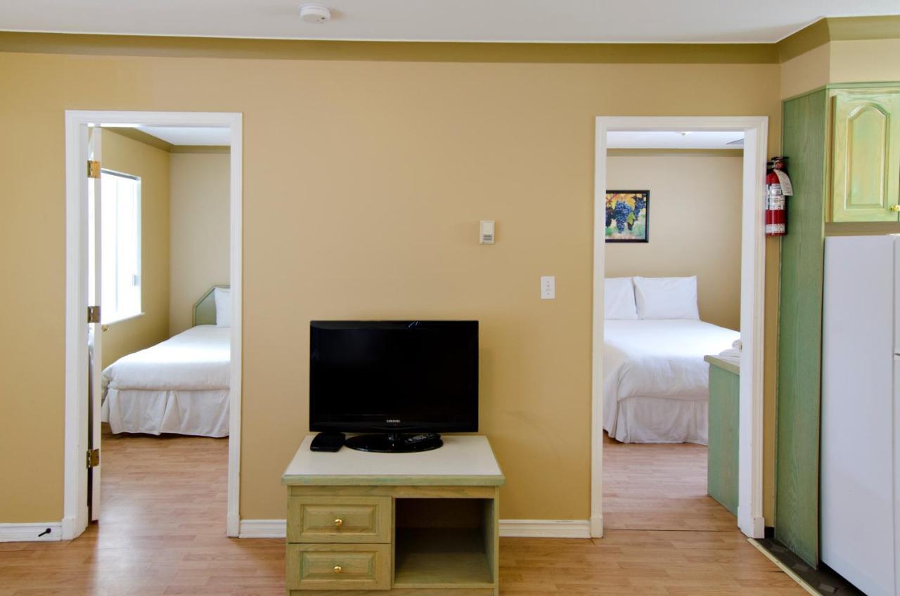 Tiki Shores Inn & Suites Penticton Esterno foto