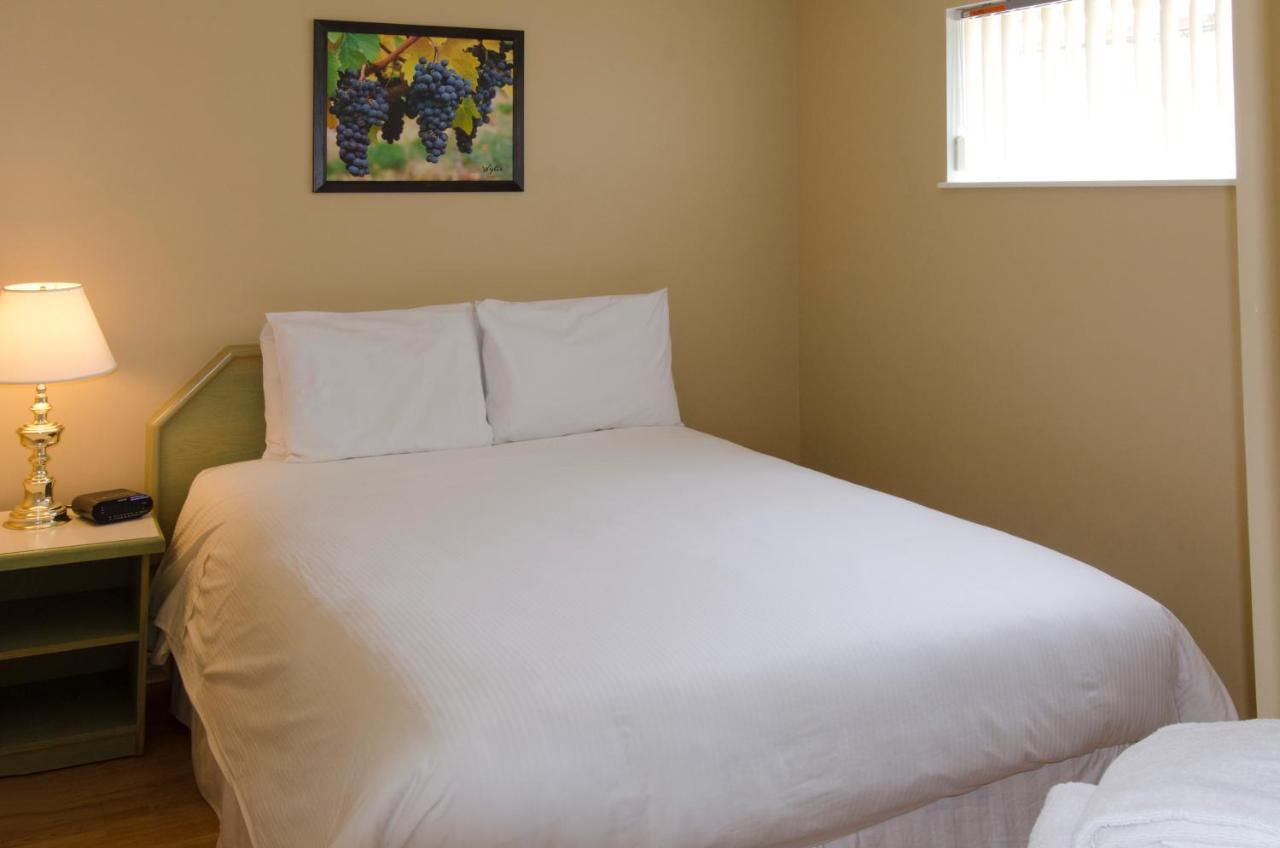 Tiki Shores Inn & Suites Penticton Esterno foto